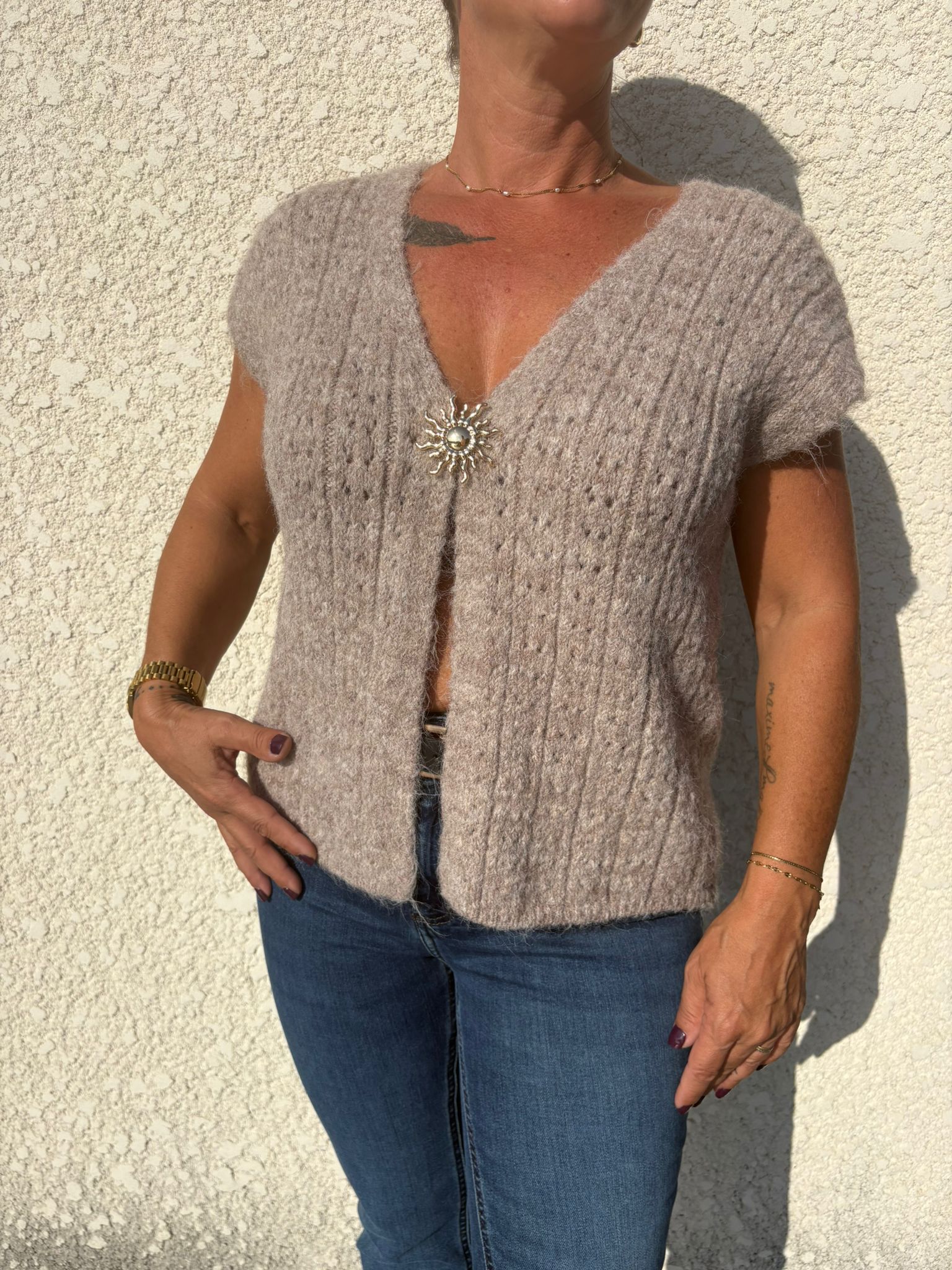 Gilet beige avec  broche soleil doré