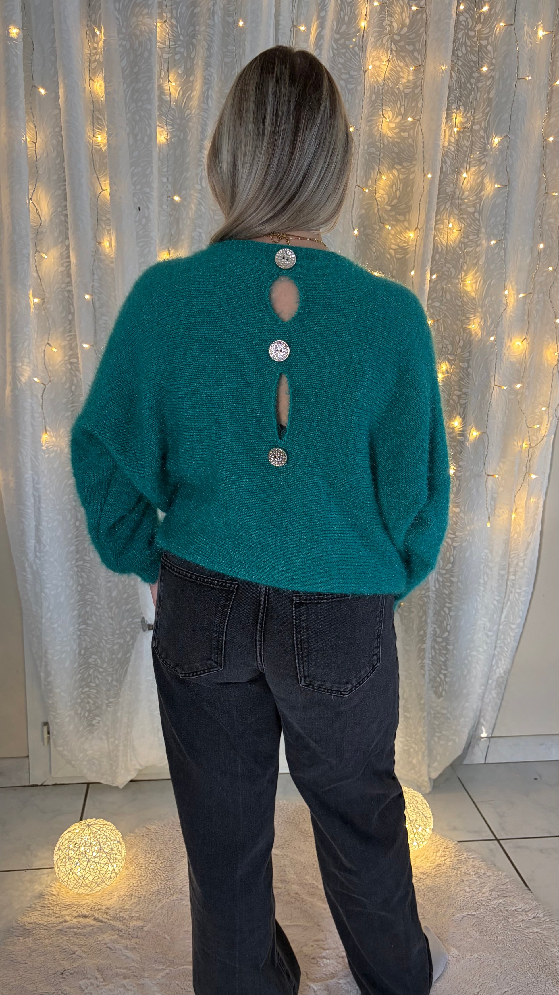 Pull bouton dans le dos