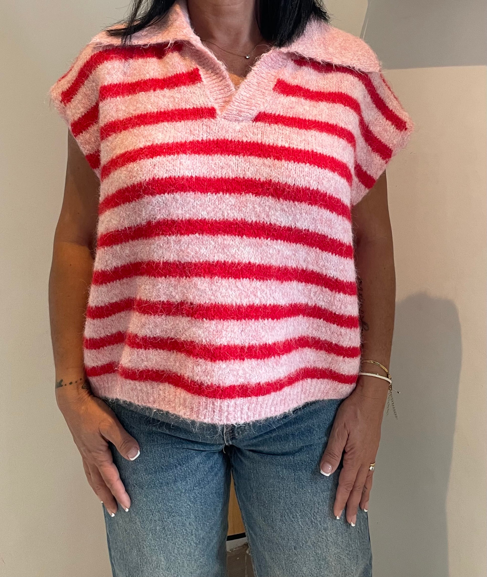 Pull sans manche rayé rose