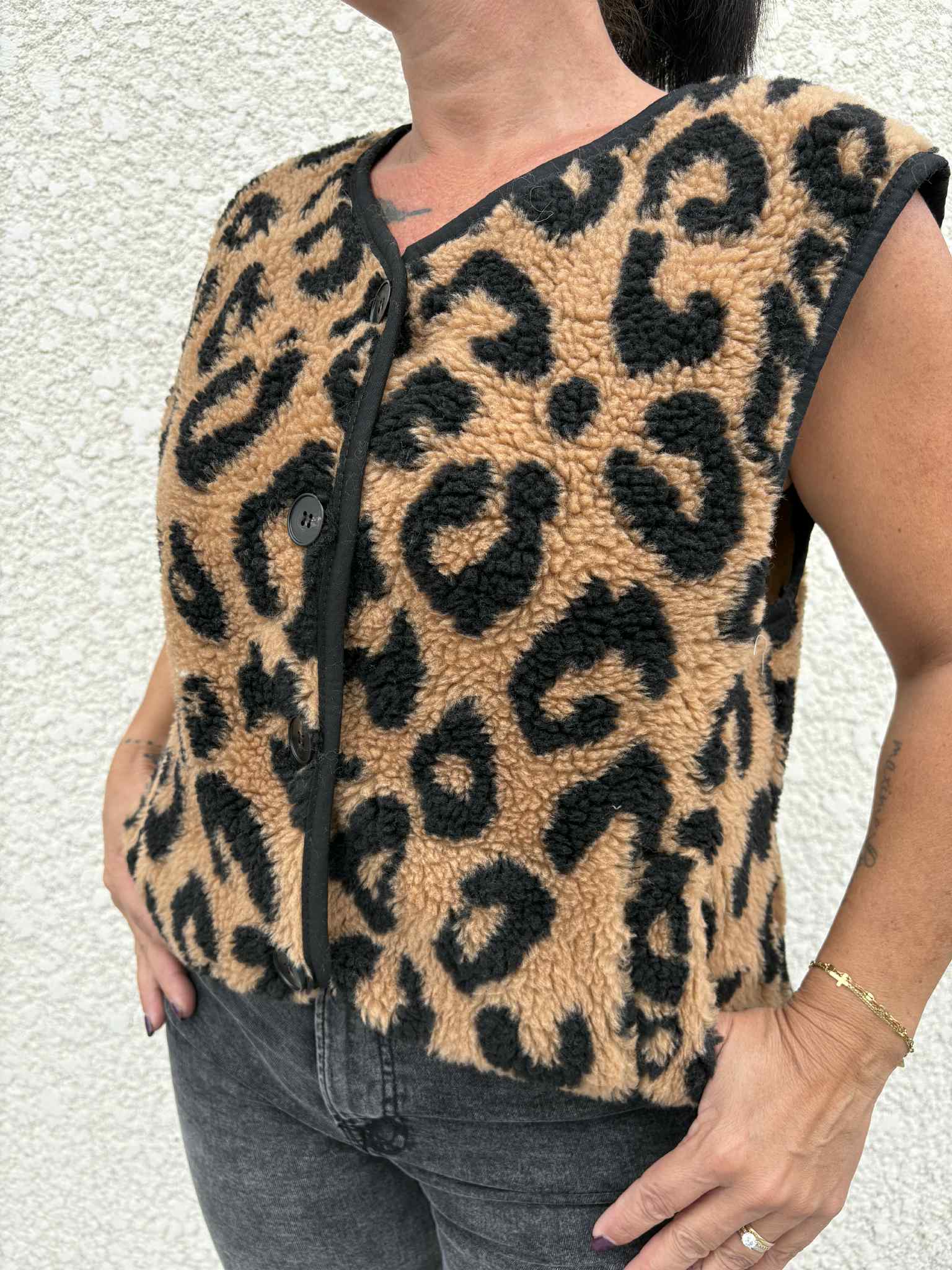 Gilet teddy noir léopard sans manches avec poches