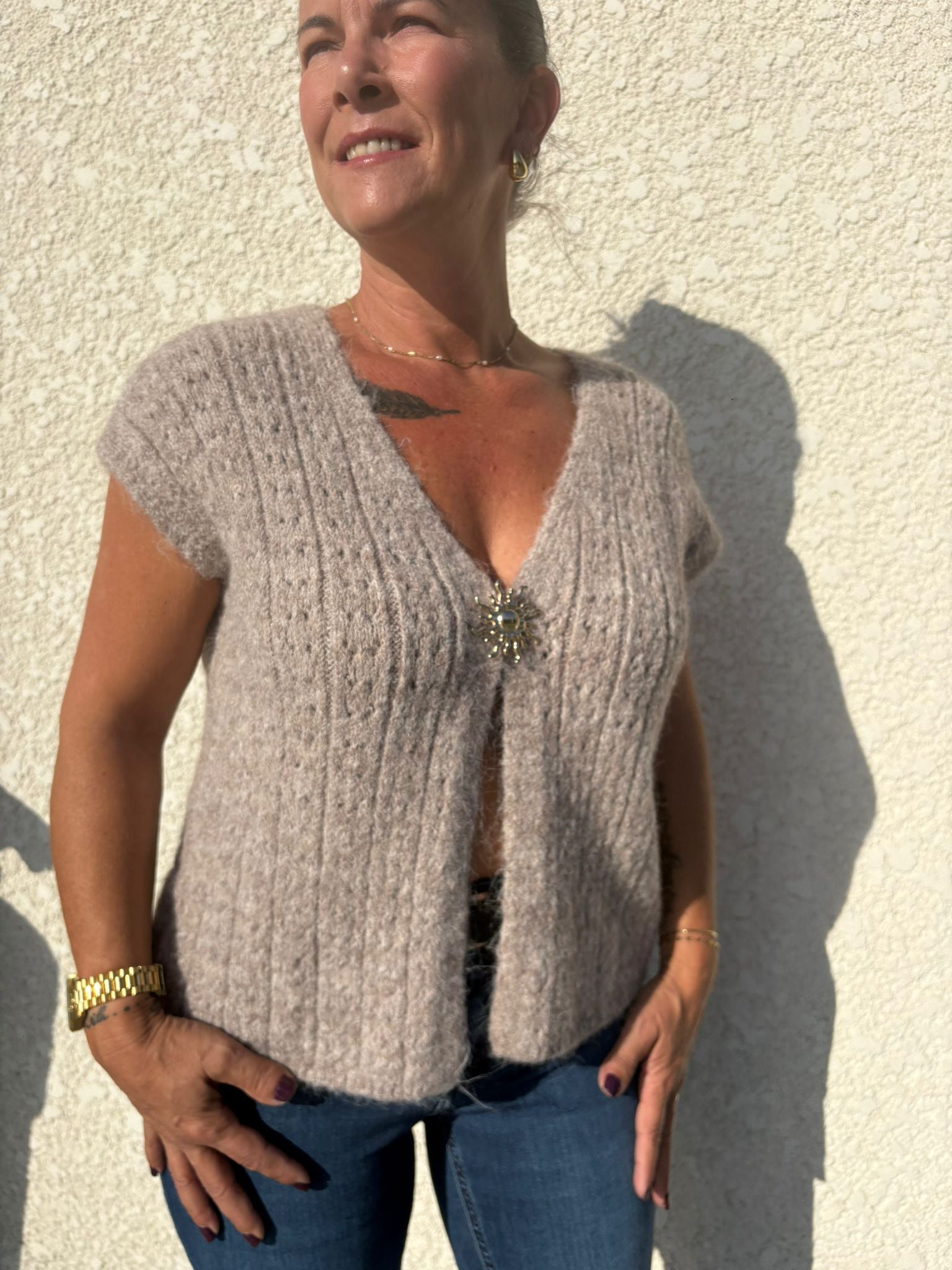Gilet beige avec  broche soleil doré